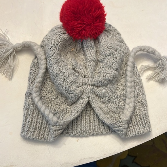 Women’s North Face pompom winter hat - Picture 6 of 6
